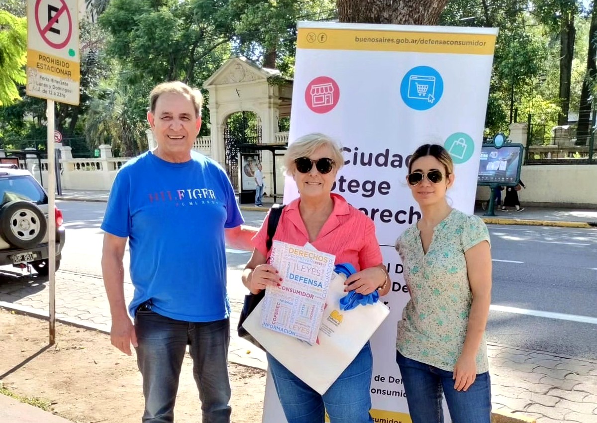 Representantes de UCA en una jornada de difusión de derechos de consumidores